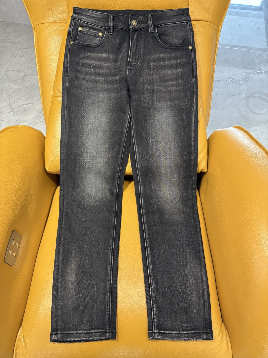 专柜🆕2025秋冬设计推荐 热卖牛仔裤🆕柔软亲肤面料 奢华头层牛皮腰牌 经典蓝洗水 专柜限量款 奢华感订