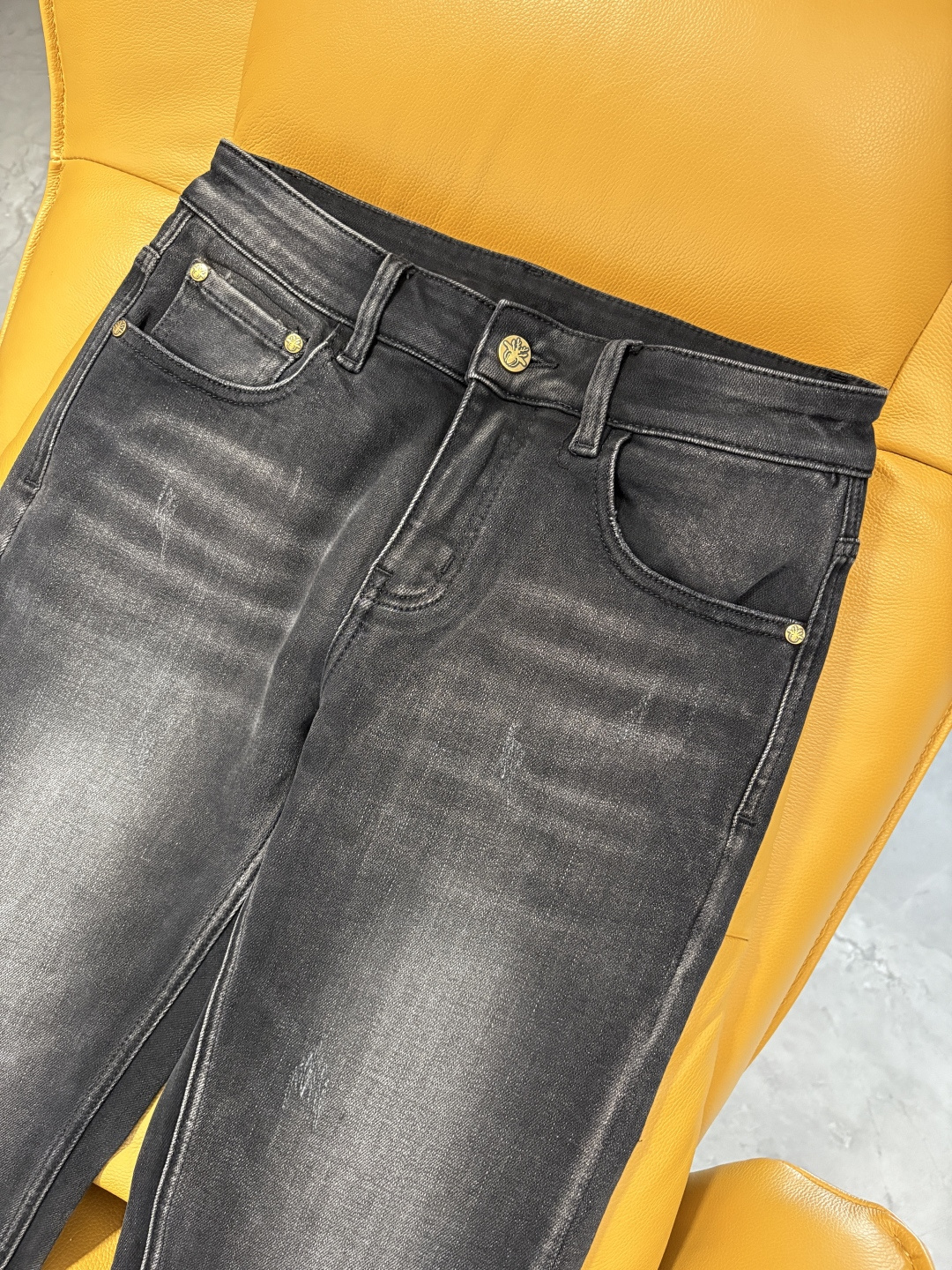 专柜🆕2025秋冬设计推荐 热卖牛仔裤🆕柔软亲肤面料 奢华头层牛皮腰牌 经典蓝洗水 专柜限量款 奢华感订