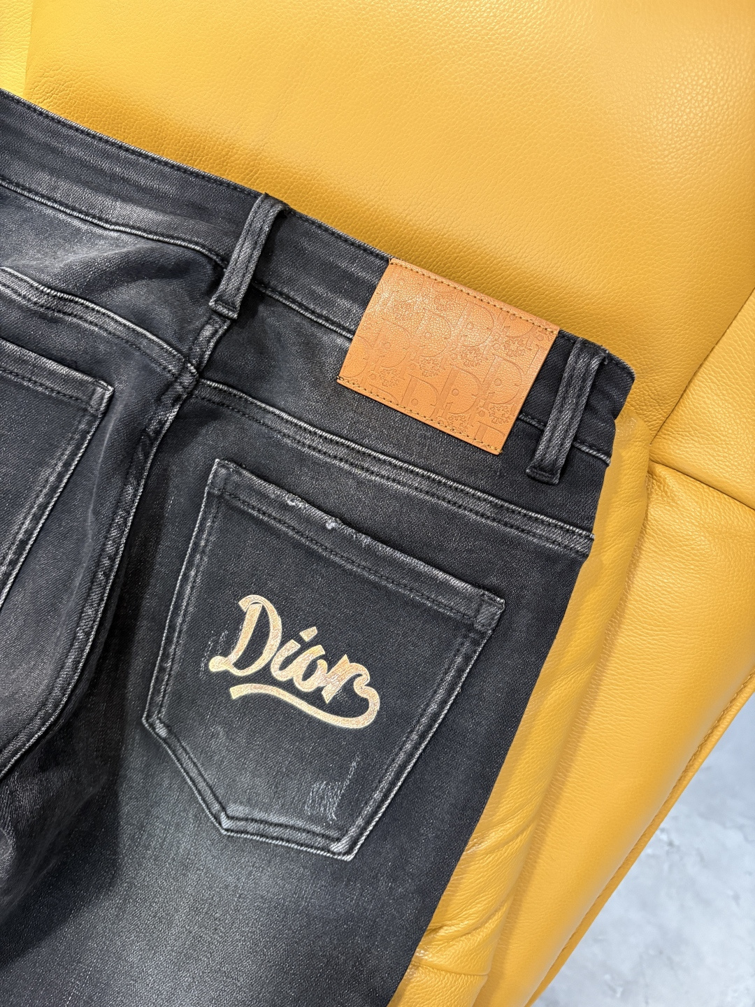 专柜🆕2025秋冬设计推荐 热卖牛仔裤🆕柔软亲肤面料 奢华头层牛皮腰牌 经典蓝洗水 专柜限量款 奢华感订