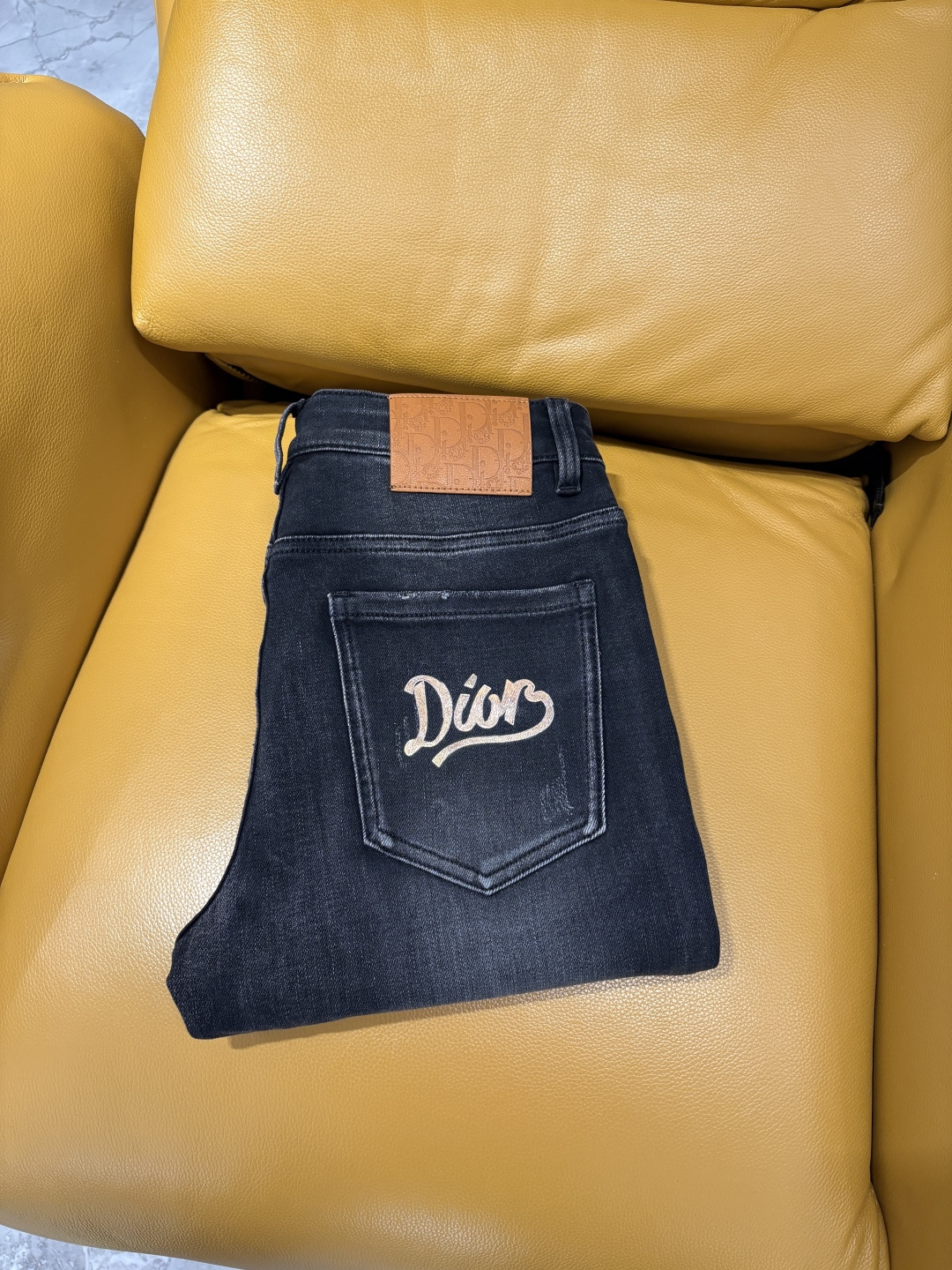 专柜🆕2025秋冬设计推荐 热卖牛仔裤🆕柔软亲肤面料 奢华头层牛皮腰牌 经典蓝洗水 专柜限量款 奢华感订