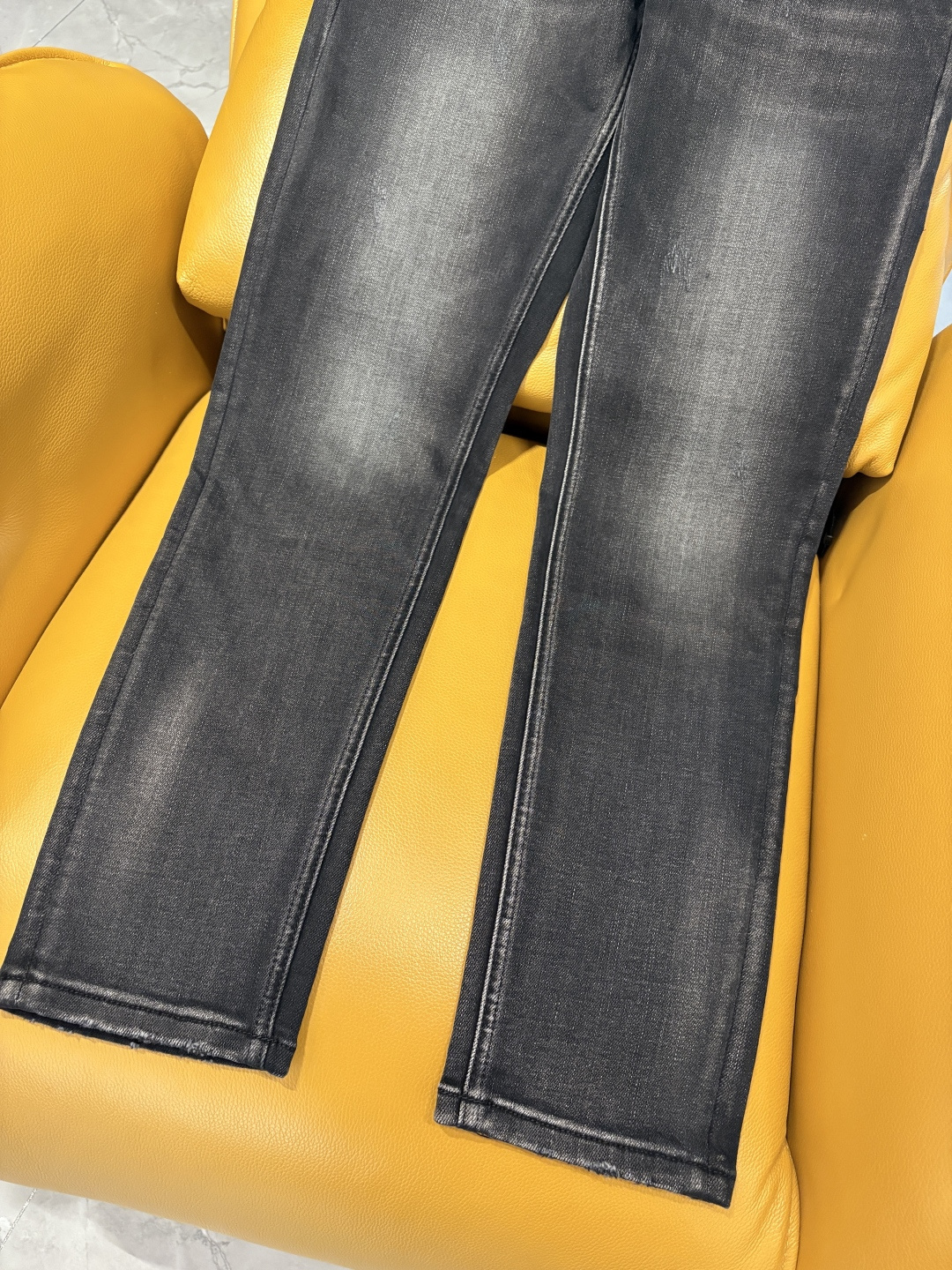 专柜🆕2025秋冬设计推荐 热卖牛仔裤🆕柔软亲肤面料 奢华头层牛皮腰牌 经典蓝洗水 专柜限量款 奢华感订