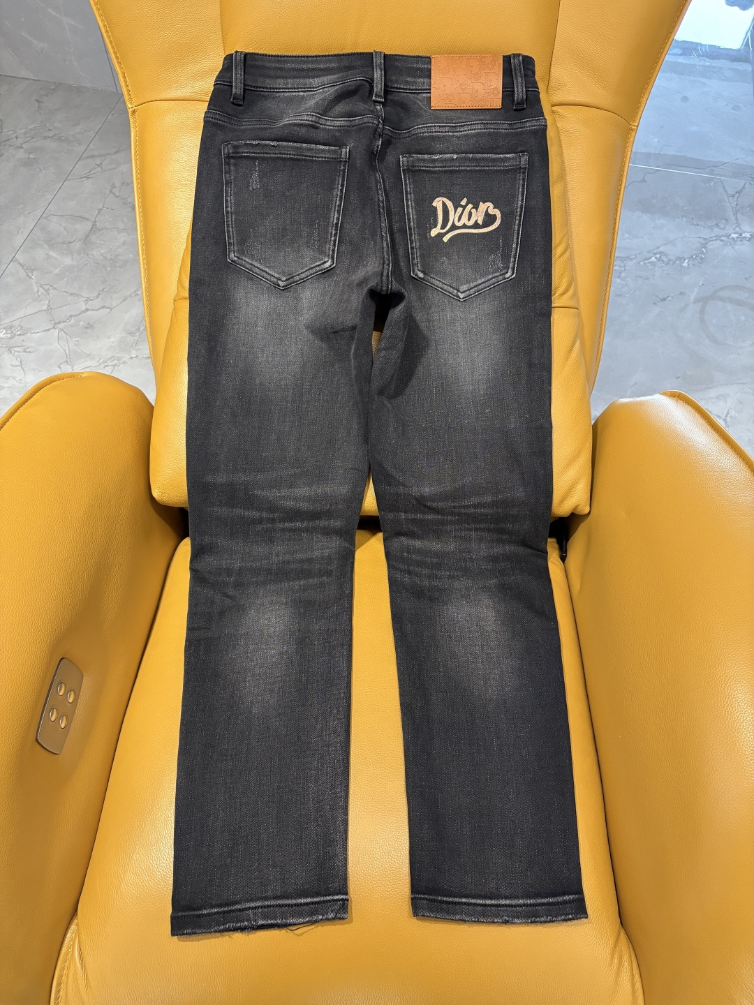 专柜🆕2025秋冬设计推荐 热卖牛仔裤🆕柔软亲肤面料 奢华头层牛皮腰牌 经典蓝洗水 专柜限量款 奢华感订