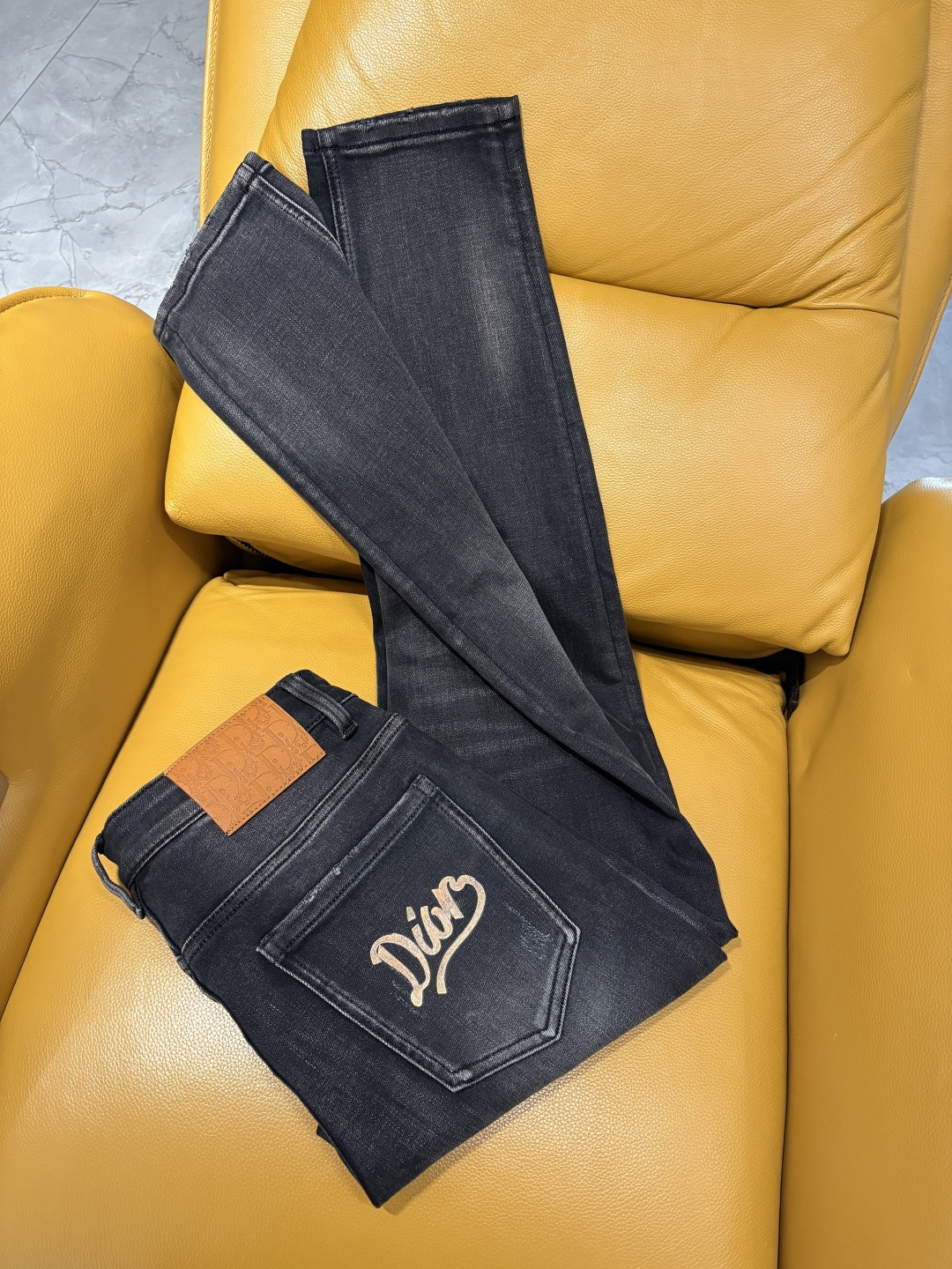 专柜🆕2025秋冬设计推荐 热卖牛仔裤🆕柔软亲肤面料 奢华头层牛皮腰牌 经典蓝洗水 专柜限量款 奢华感订