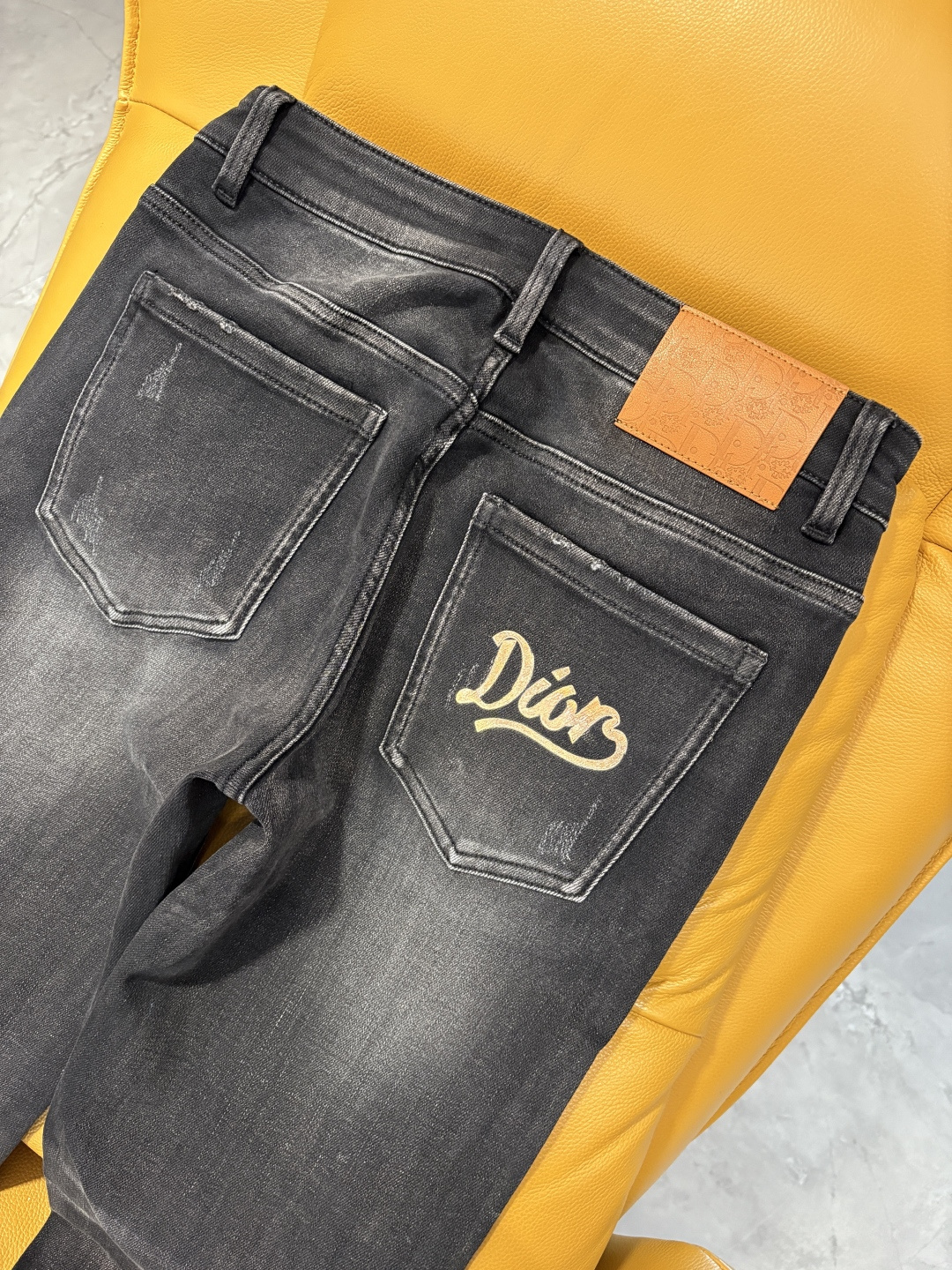 专柜🆕2025秋冬设计推荐 热卖牛仔裤🆕柔软亲肤面料 奢华头层牛皮腰牌 经典蓝洗水 专柜限量款 奢华感订