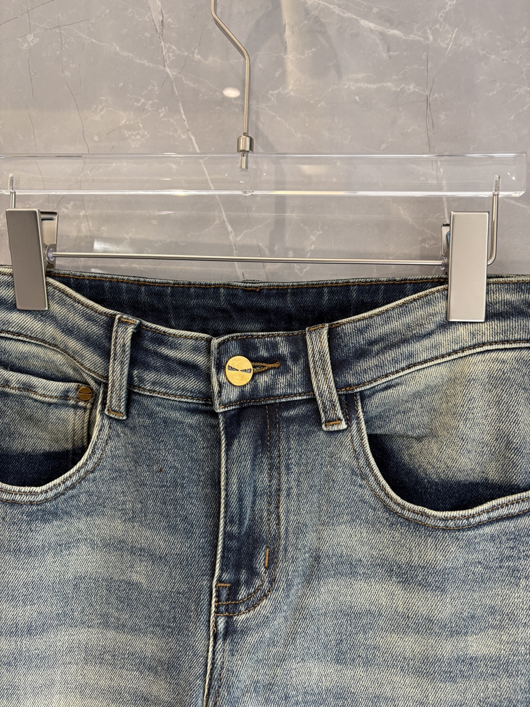 专柜🆕2025秋冬设计推荐 热卖牛仔裤🆕柔软亲肤面料 奢华头层牛皮腰牌 经典蓝洗水 专柜限量款 奢华感订