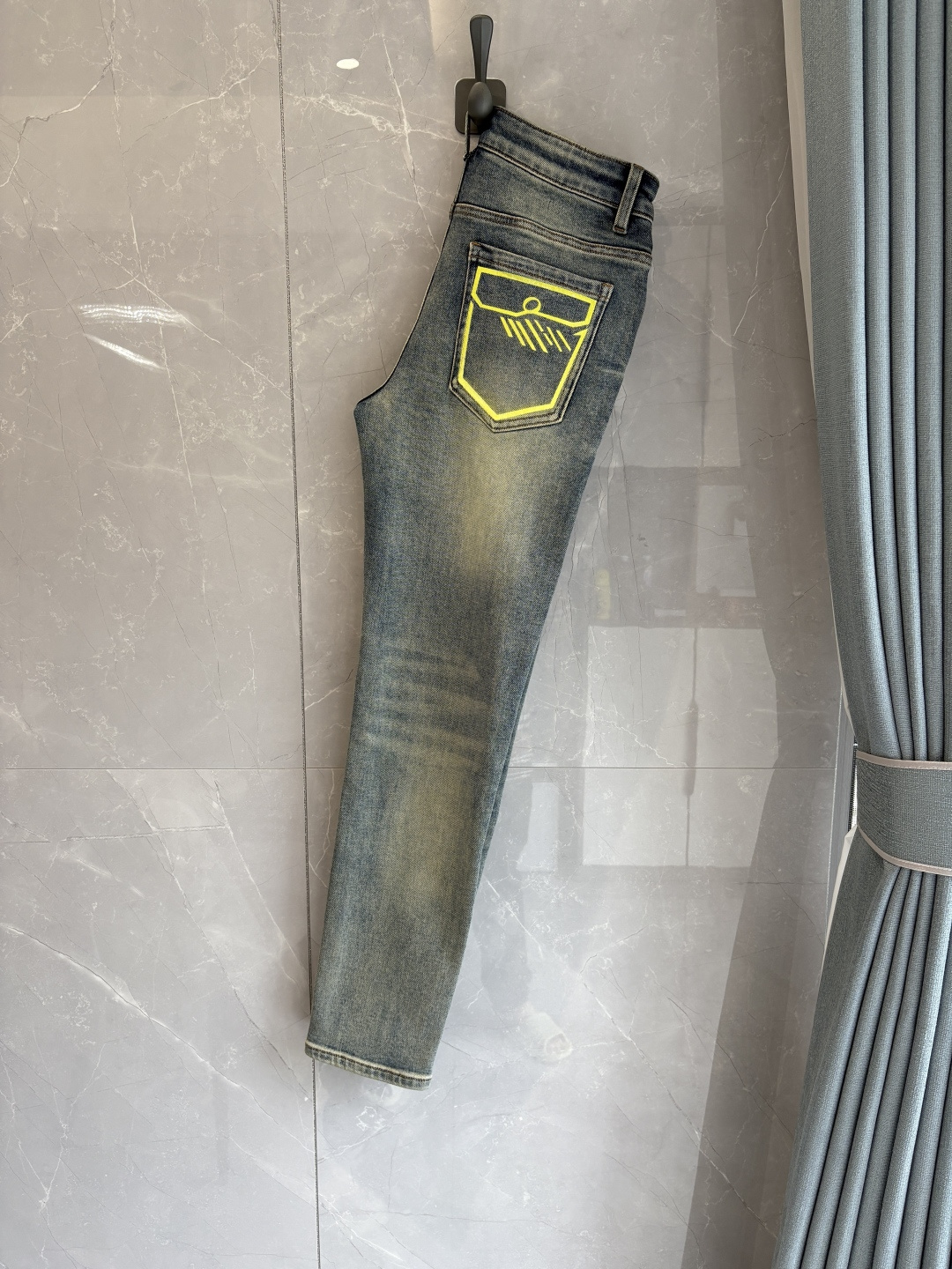 专柜🆕2025秋冬设计推荐 热卖牛仔裤🆕柔软亲肤面料 奢华头层牛皮腰牌 经典蓝洗水 专柜限量款 奢华感订