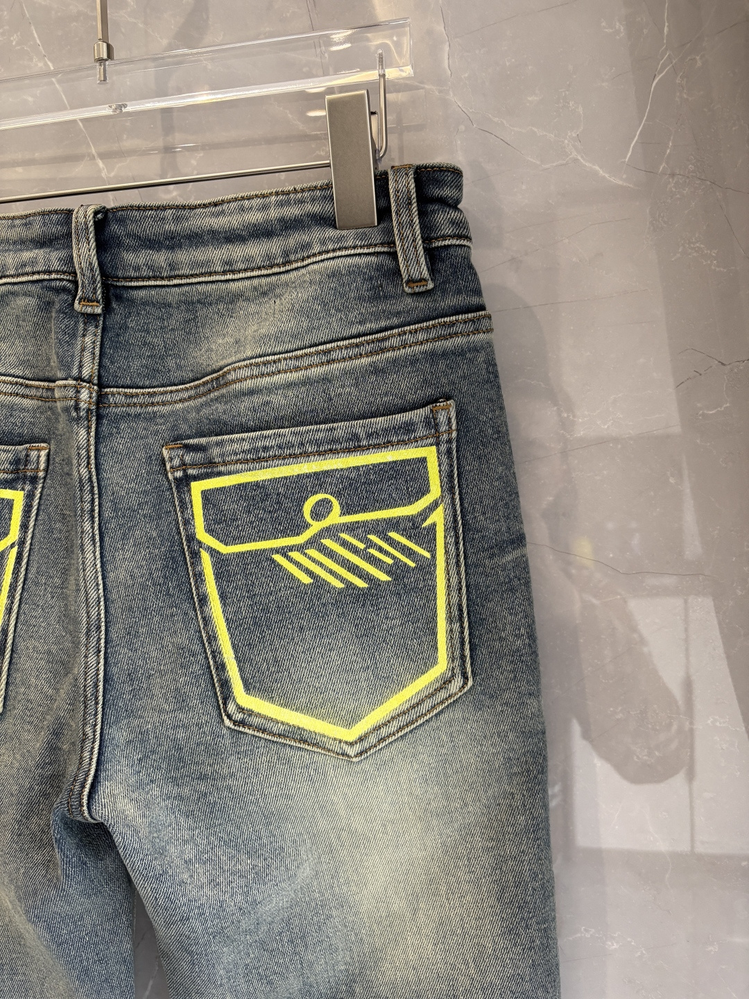 专柜🆕2025秋冬设计推荐 热卖牛仔裤🆕柔软亲肤面料 奢华头层牛皮腰牌 经典蓝洗水 专柜限量款 奢华感订