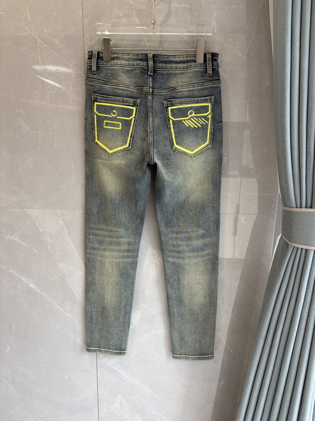 专柜🆕2025秋冬设计推荐 热卖牛仔裤🆕柔软亲肤面料 奢华头层牛皮腰牌 经典蓝洗水 专柜限量款 奢华感订