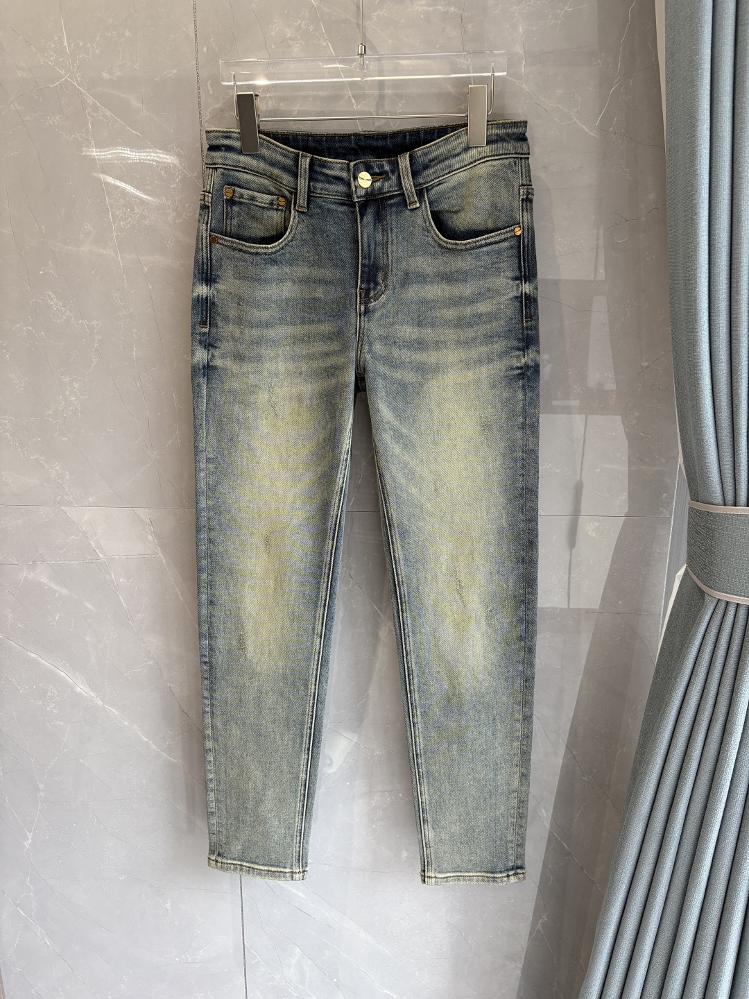 专柜🆕2025秋冬设计推荐 热卖牛仔裤🆕柔软亲肤面料 奢华头层牛皮腰牌 经典蓝洗水 专柜限量款 奢华感订