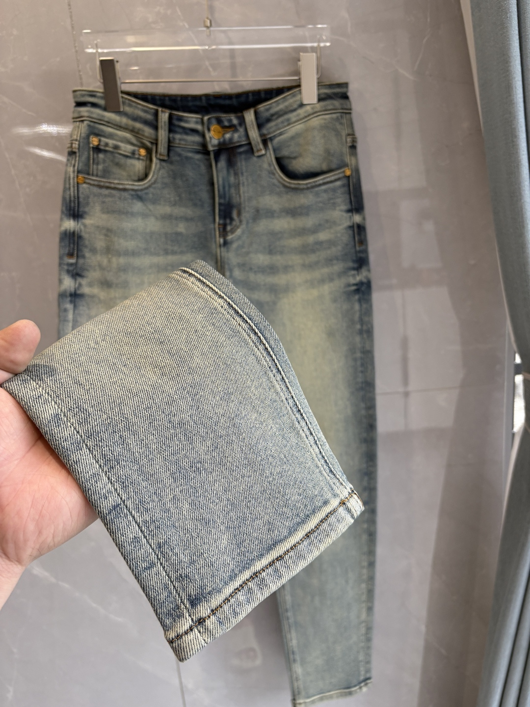 专柜🆕2025秋冬设计推荐 热卖牛仔裤🆕柔软亲肤面料 奢华头层牛皮腰牌 经典蓝洗水 专柜限量款 奢华感订