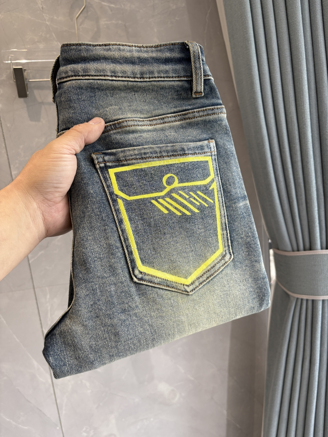 专柜🆕2025秋冬设计推荐 热卖牛仔裤🆕柔软亲肤面料 奢华头层牛皮腰牌 经典蓝洗水 专柜限量款 奢华感订