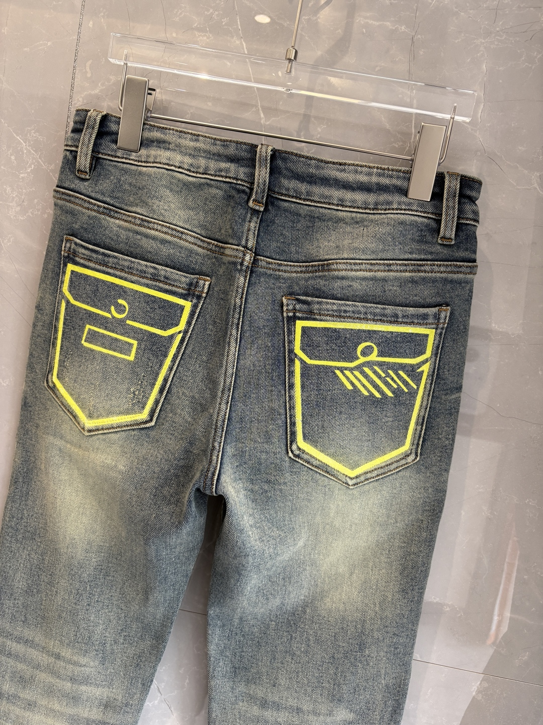 专柜🆕2025秋冬设计推荐 热卖牛仔裤🆕柔软亲肤面料 奢华头层牛皮腰牌 经典蓝洗水 专柜限量款 奢华感订