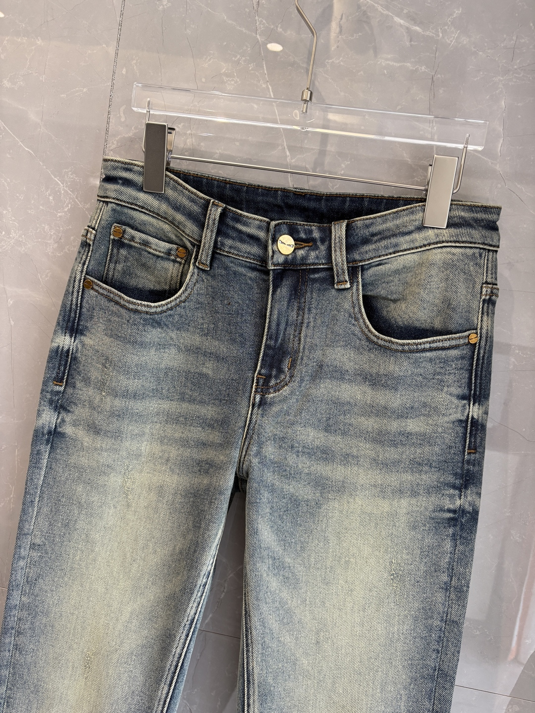 专柜🆕2025秋冬设计推荐 热卖牛仔裤🆕柔软亲肤面料 奢华头层牛皮腰牌 经典蓝洗水 专柜限量款 奢华感订