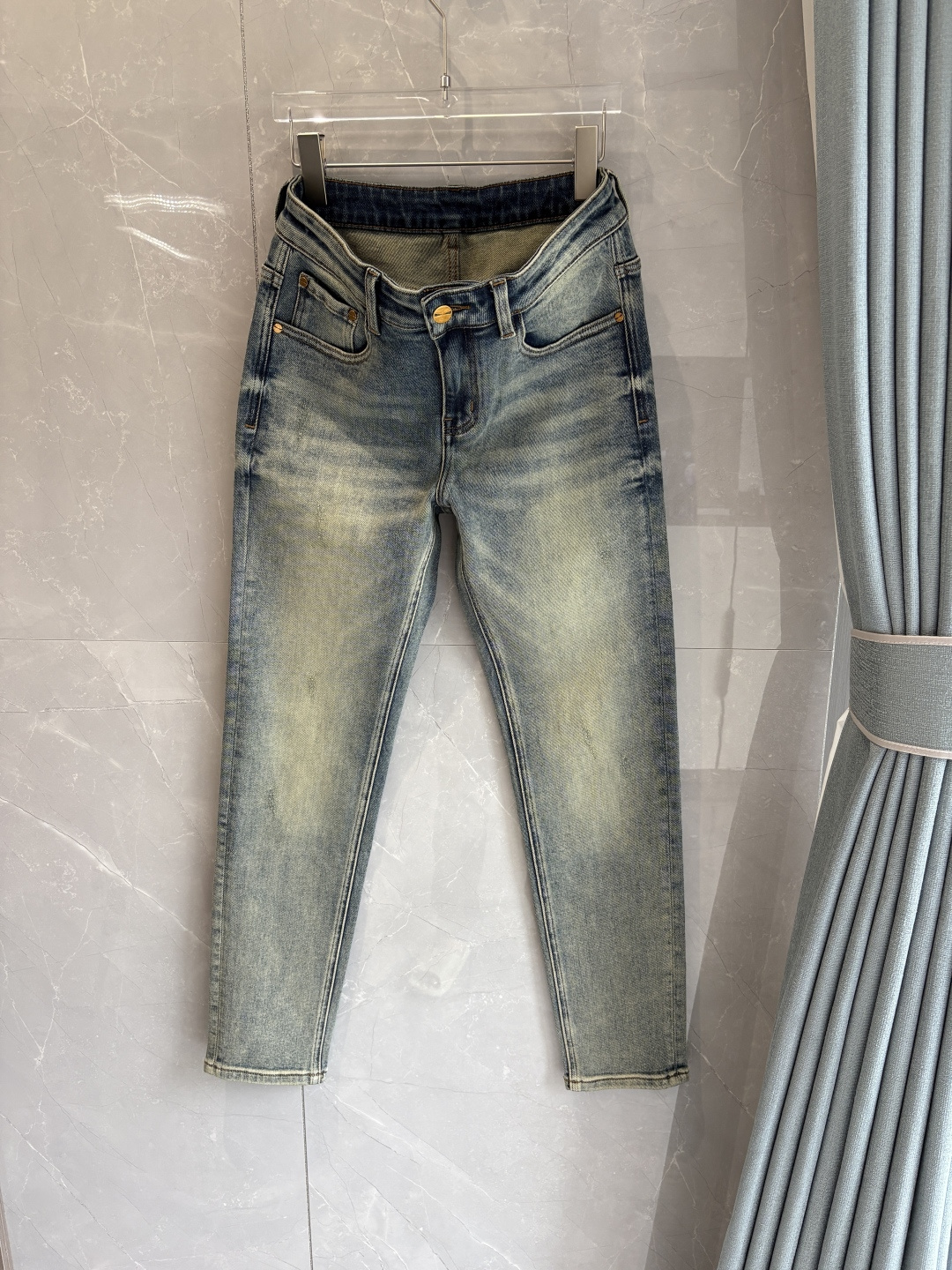 专柜🆕2025秋冬设计推荐 热卖牛仔裤🆕柔软亲肤面料 奢华头层牛皮腰牌 经典蓝洗水 专柜限量款 奢华感订