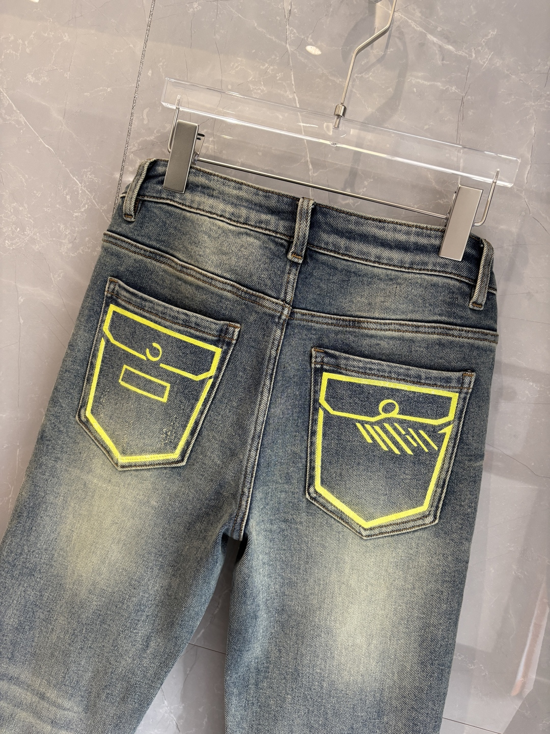 专柜🆕2025秋冬设计推荐 热卖牛仔裤🆕柔软亲肤面料 奢华头层牛皮腰牌 经典蓝洗水 专柜限量款 奢华感订