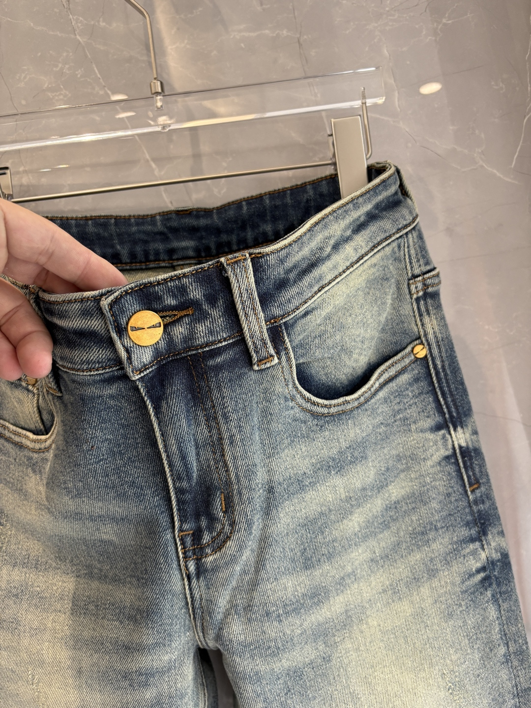 专柜🆕2025秋冬设计推荐 热卖牛仔裤🆕柔软亲肤面料 奢华头层牛皮腰牌 经典蓝洗水 专柜限量款 奢华感订