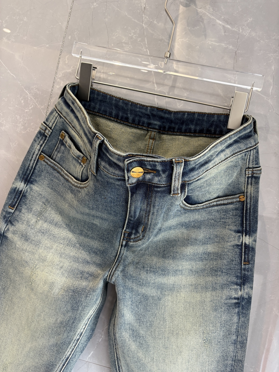 专柜🆕2025秋冬设计推荐 热卖牛仔裤🆕柔软亲肤面料 奢华头层牛皮腰牌 经典蓝洗水 专柜限量款 奢华感订