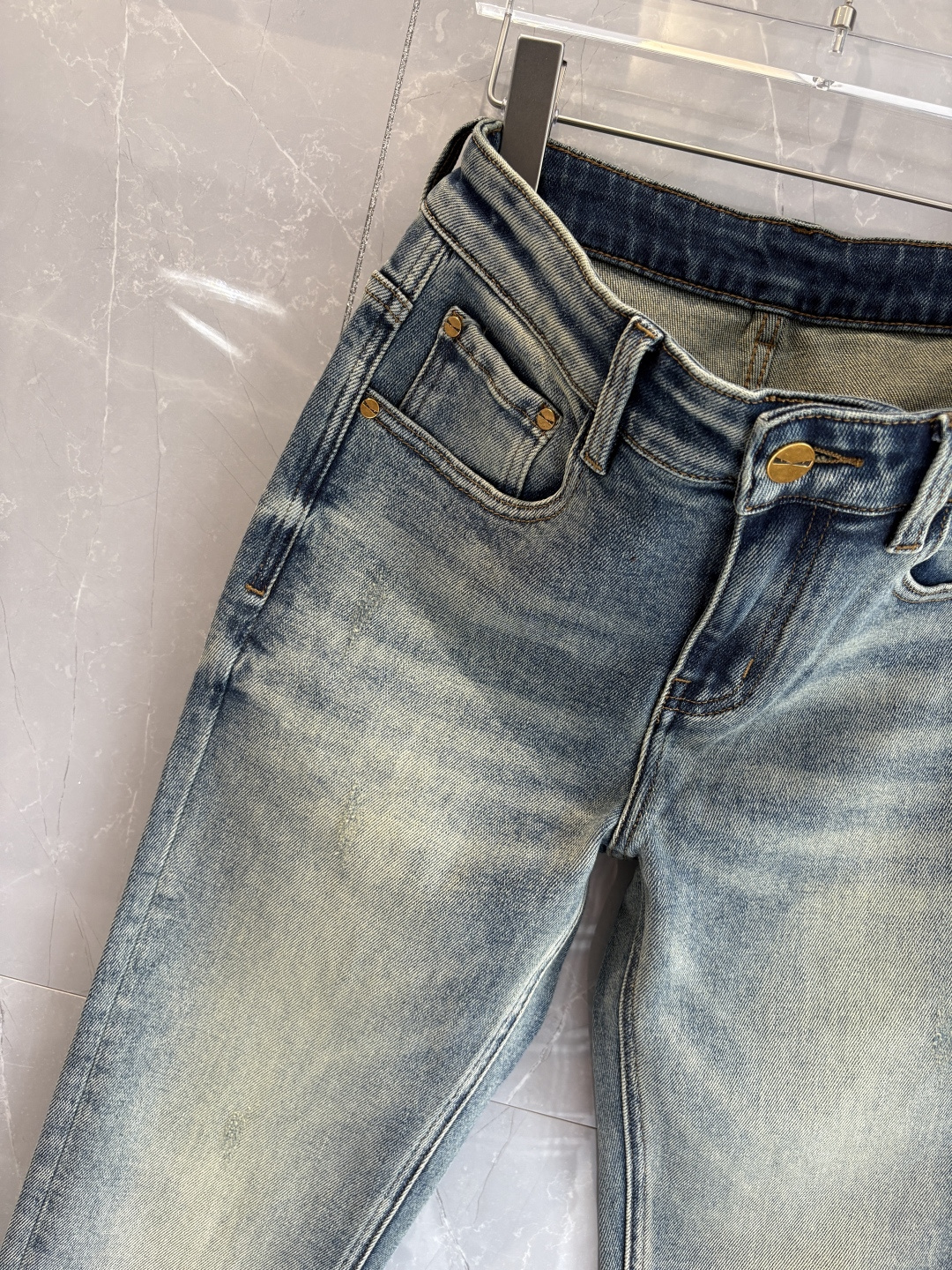 专柜🆕2025秋冬设计推荐 热卖牛仔裤🆕柔软亲肤面料 奢华头层牛皮腰牌 经典蓝洗水 专柜限量款 奢华感订