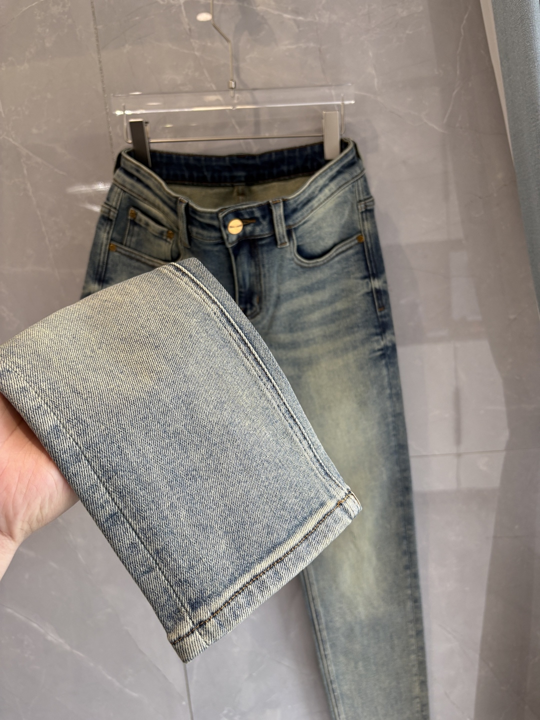 专柜🆕2025秋冬设计推荐 热卖牛仔裤🆕柔软亲肤面料 奢华头层牛皮腰牌 经典蓝洗水 专柜限量款 奢华感订