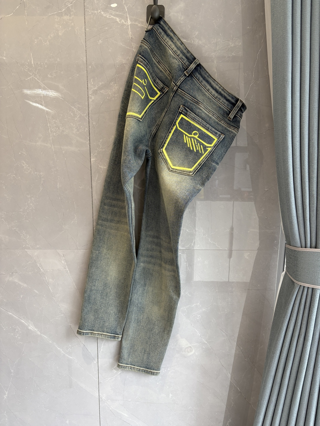 专柜🆕2025秋冬设计推荐 热卖牛仔裤🆕柔软亲肤面料 奢华头层牛皮腰牌 经典蓝洗水 专柜限量款 奢华感订