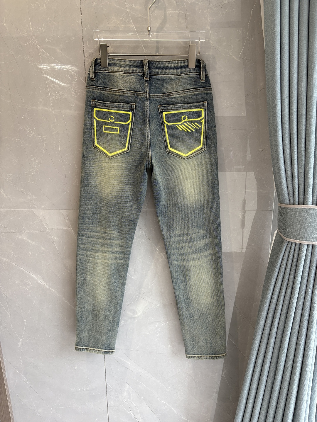 专柜🆕2025秋冬设计推荐 热卖牛仔裤🆕柔软亲肤面料 奢华头层牛皮腰牌 经典蓝洗水 专柜限量款 奢华感订