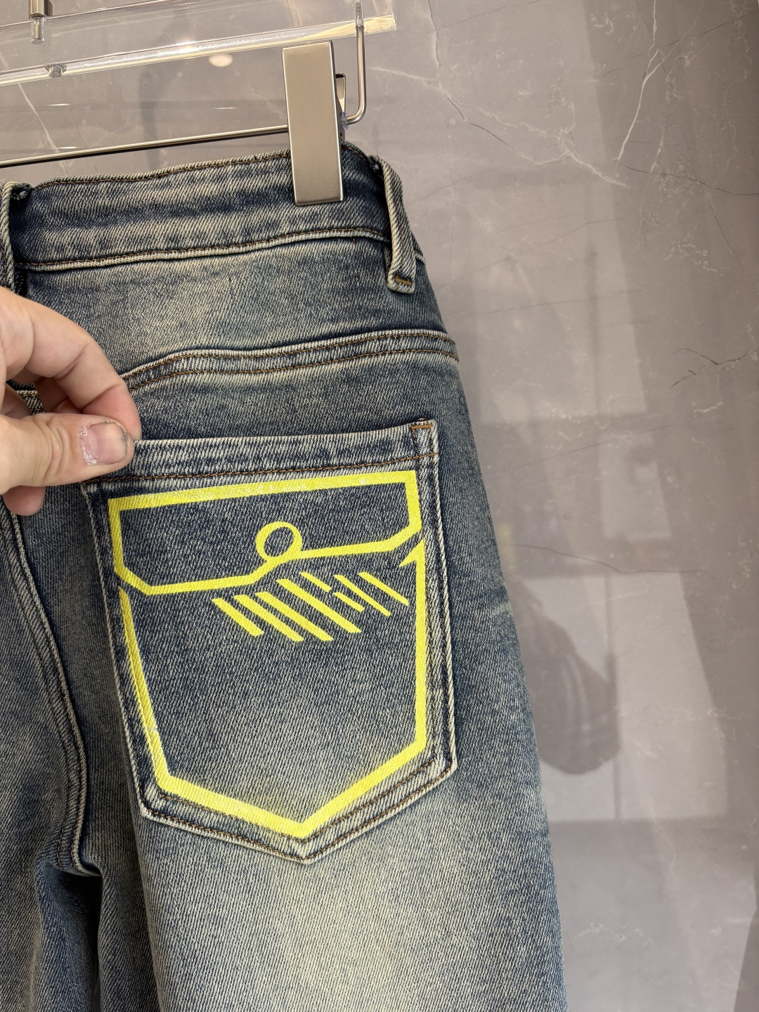 专柜🆕2025秋冬设计推荐 热卖牛仔裤🆕柔软亲肤面料 奢华头层牛皮腰牌 经典蓝洗水 专柜限量款 奢华感订