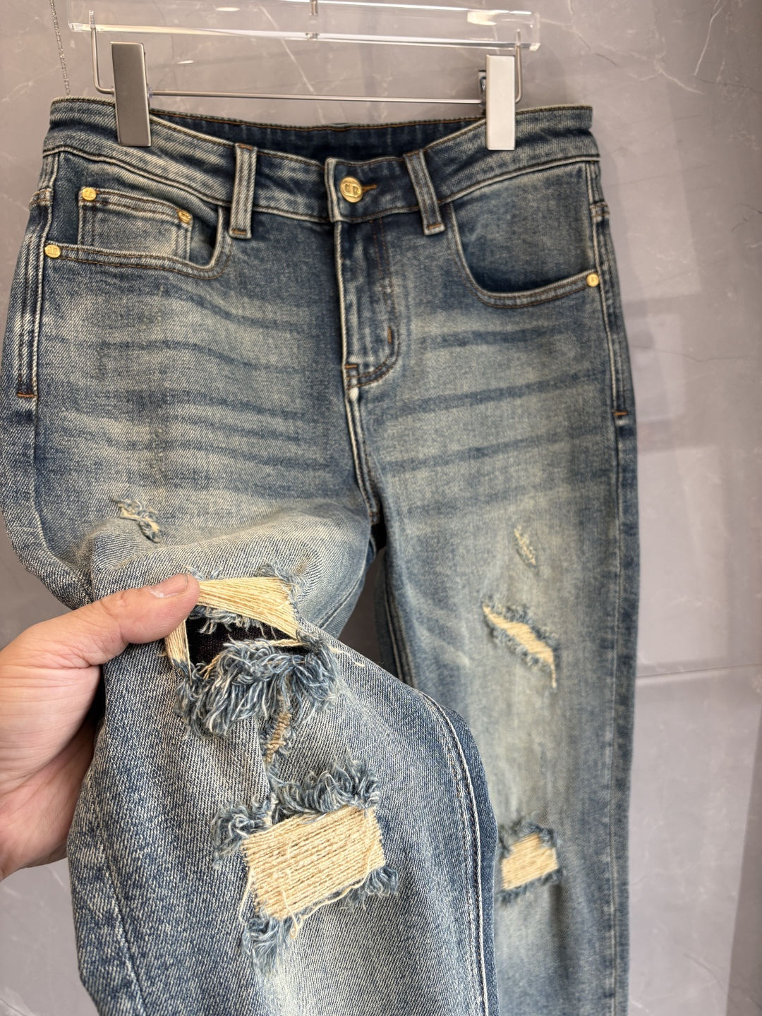 专柜🆕2025秋冬设计推荐 热卖牛仔裤🆕柔软亲肤面料 奢华头层牛皮腰牌 经典蓝洗水 专柜限量款 奢华感订