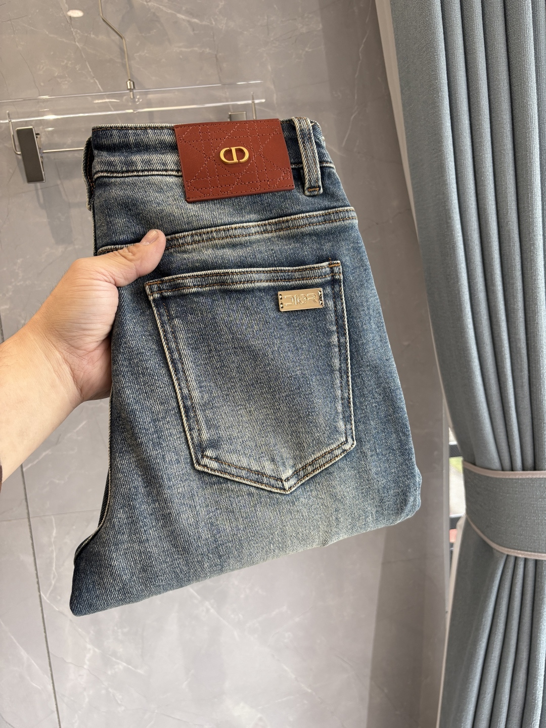 专柜🆕2025秋冬设计推荐 热卖牛仔裤🆕柔软亲肤面料 奢华头层牛皮腰牌 经典蓝洗水 专柜限量款 奢华感订