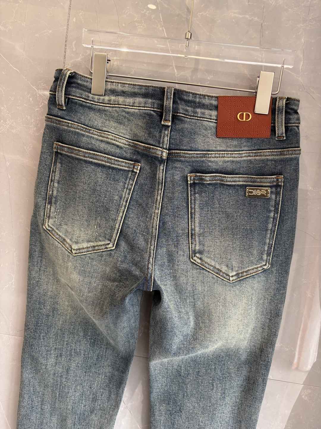 专柜🆕2025秋冬设计推荐 热卖牛仔裤🆕柔软亲肤面料 奢华头层牛皮腰牌 经典蓝洗水 专柜限量款 奢华感订