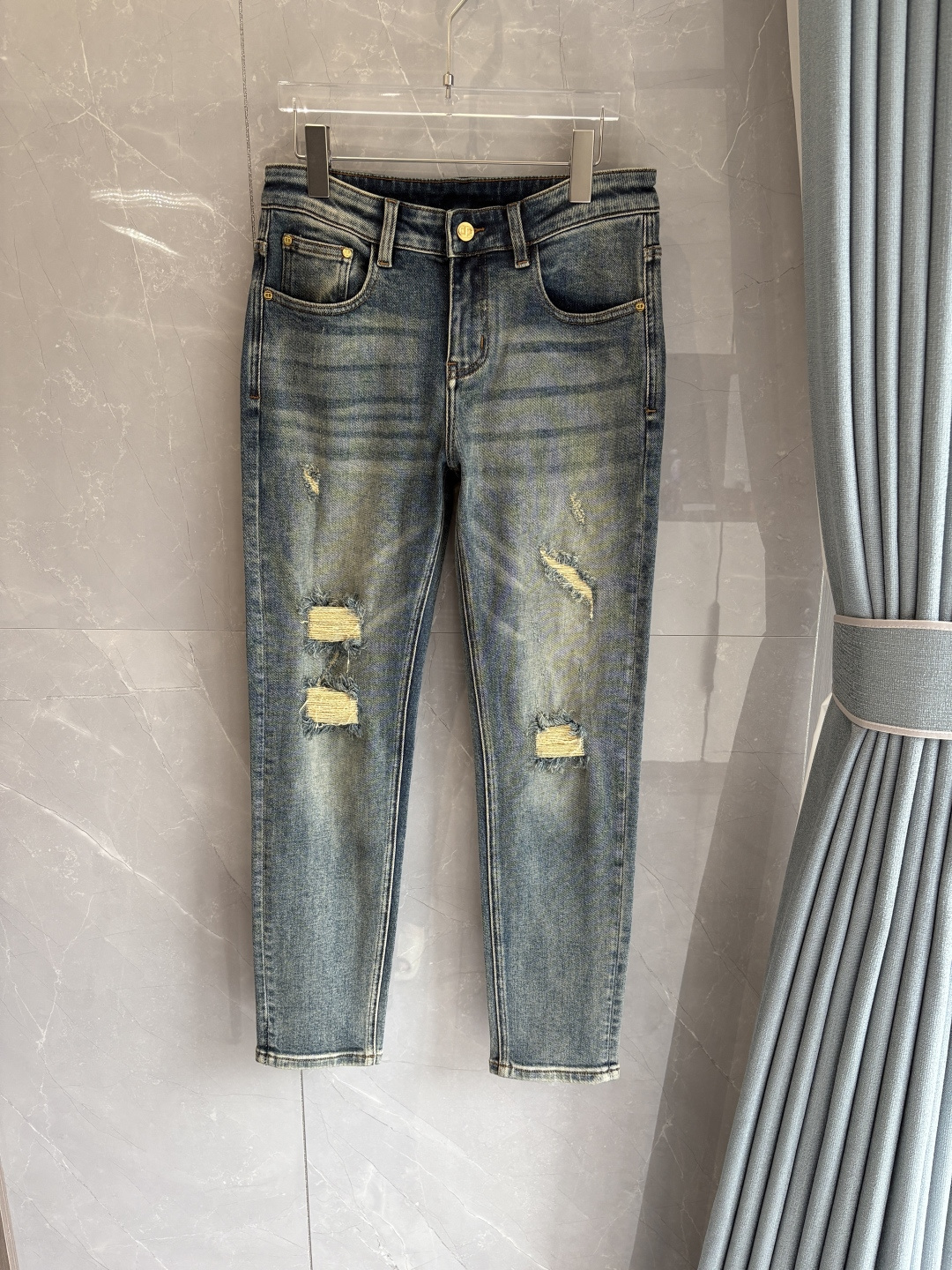 专柜🆕2025秋冬设计推荐 热卖牛仔裤🆕柔软亲肤面料 奢华头层牛皮腰牌 经典蓝洗水 专柜限量款 奢华感订