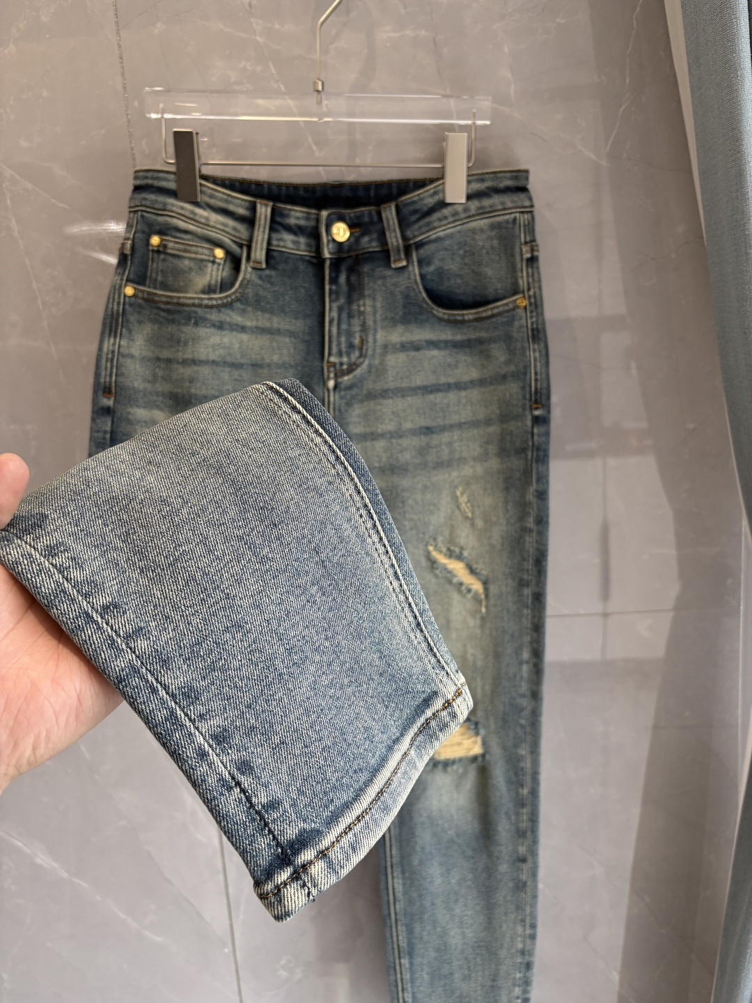 专柜🆕2025秋冬设计推荐 热卖牛仔裤🆕柔软亲肤面料 奢华头层牛皮腰牌 经典蓝洗水 专柜限量款 奢华感订