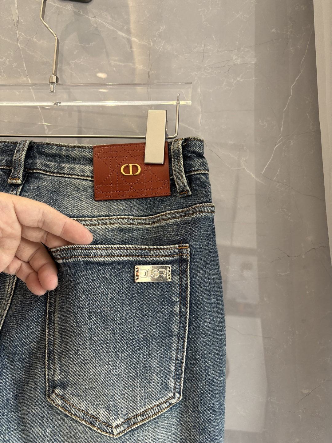 专柜🆕2025秋冬设计推荐 热卖牛仔裤🆕柔软亲肤面料 奢华头层牛皮腰牌 经典蓝洗水 专柜限量款 奢华感订