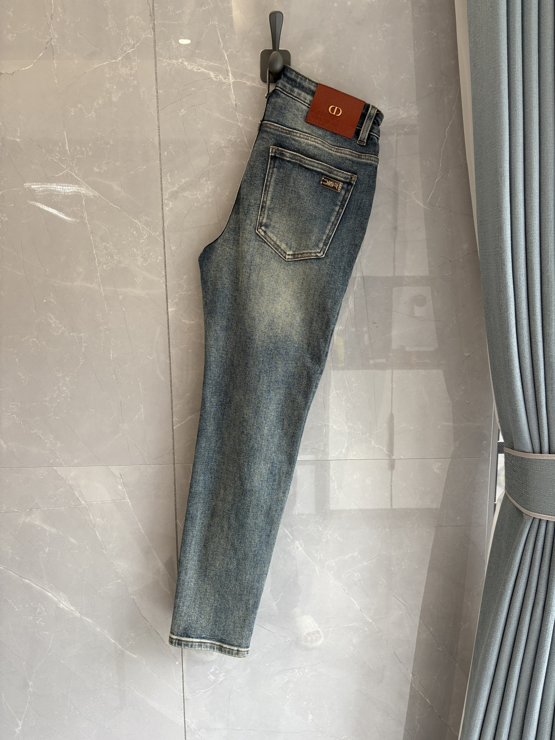 专柜🆕2025秋冬设计推荐 热卖牛仔裤🆕柔软亲肤面料 奢华头层牛皮腰牌 经典蓝洗水 专柜限量款 奢华感订