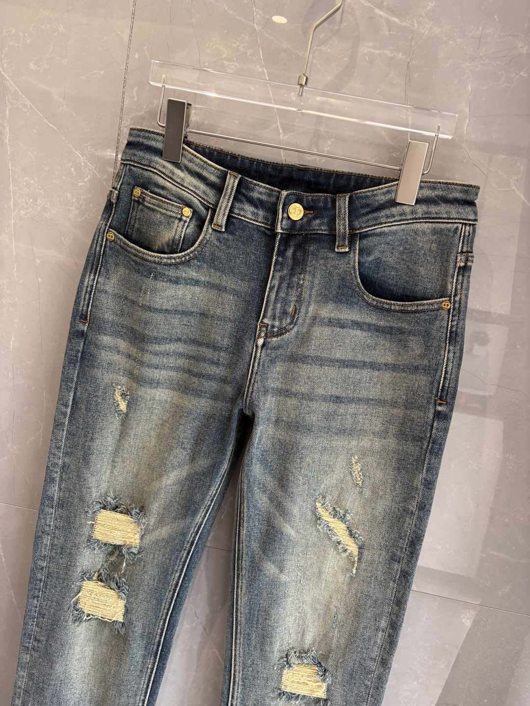 专柜🆕2025秋冬设计推荐 热卖牛仔裤🆕柔软亲肤面料 奢华头层牛皮腰牌 经典蓝洗水 专柜限量款 奢华感订