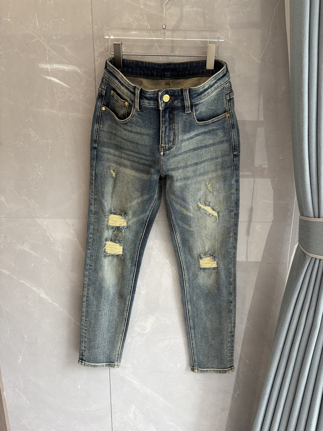 专柜🆕2025秋冬设计推荐 热卖牛仔裤🆕柔软亲肤面料 奢华头层牛皮腰牌 经典蓝洗水 专柜限量款 奢华感订