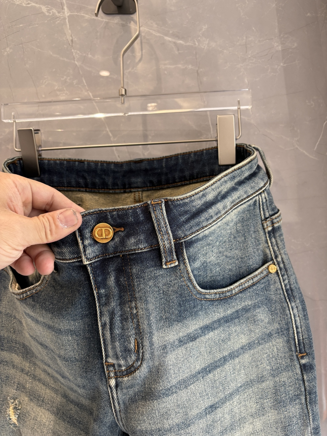 专柜🆕2025秋冬设计推荐 热卖牛仔裤🆕柔软亲肤面料 奢华头层牛皮腰牌 经典蓝洗水 专柜限量款 奢华感订