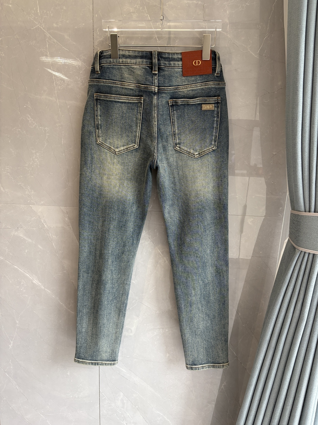 专柜🆕2025秋冬设计推荐 热卖牛仔裤🆕柔软亲肤面料 奢华头层牛皮腰牌 经典蓝洗水 专柜限量款 奢华感订