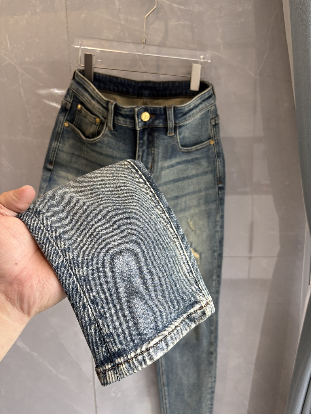 专柜🆕2025秋冬设计推荐 热卖牛仔裤🆕柔软亲肤面料 奢华头层牛皮腰牌 经典蓝洗水 专柜限量款 奢华感订