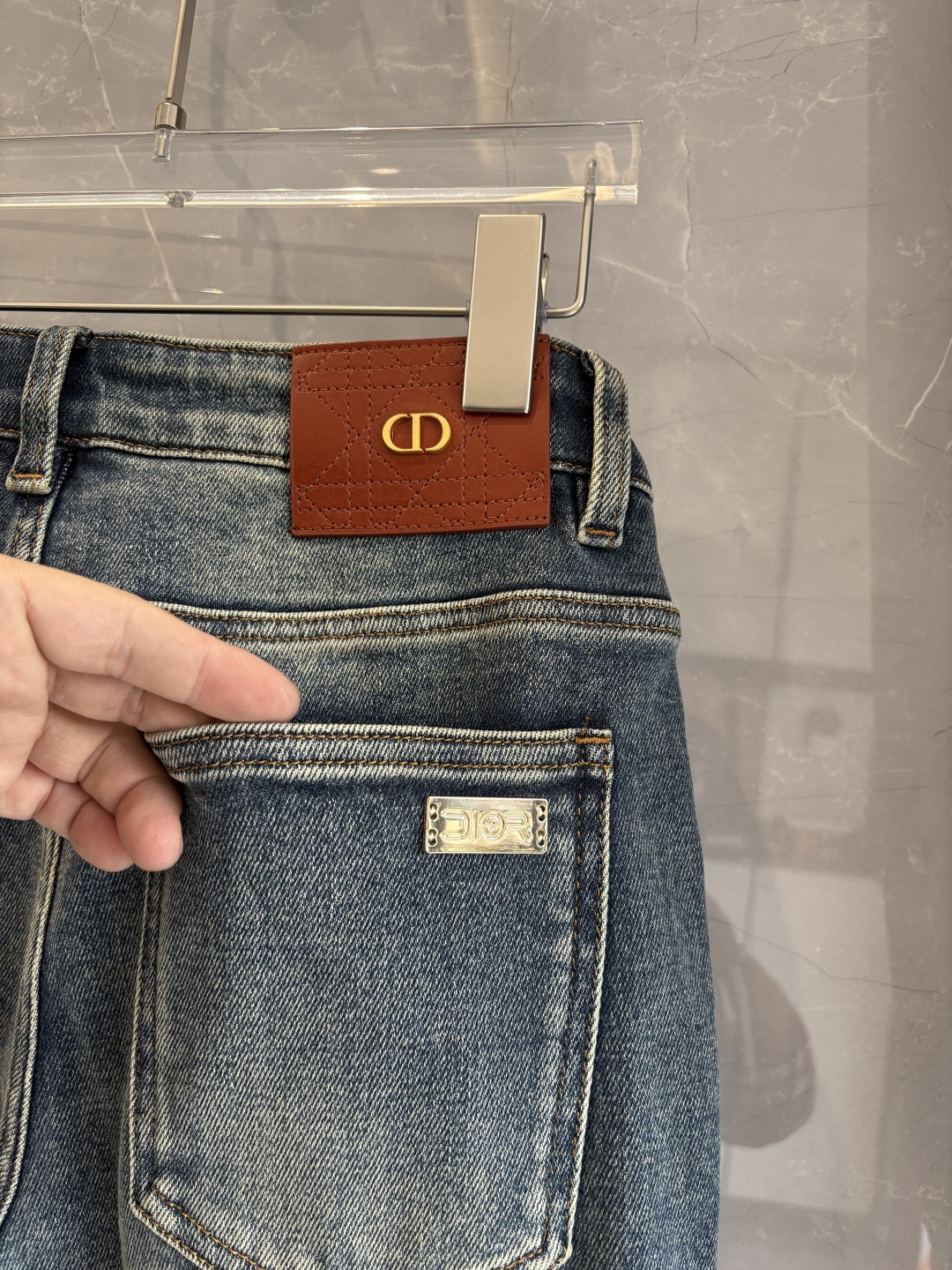 专柜🆕2025秋冬设计推荐 热卖牛仔裤🆕柔软亲肤面料 奢华头层牛皮腰牌 经典蓝洗水 专柜限量款 奢华感订