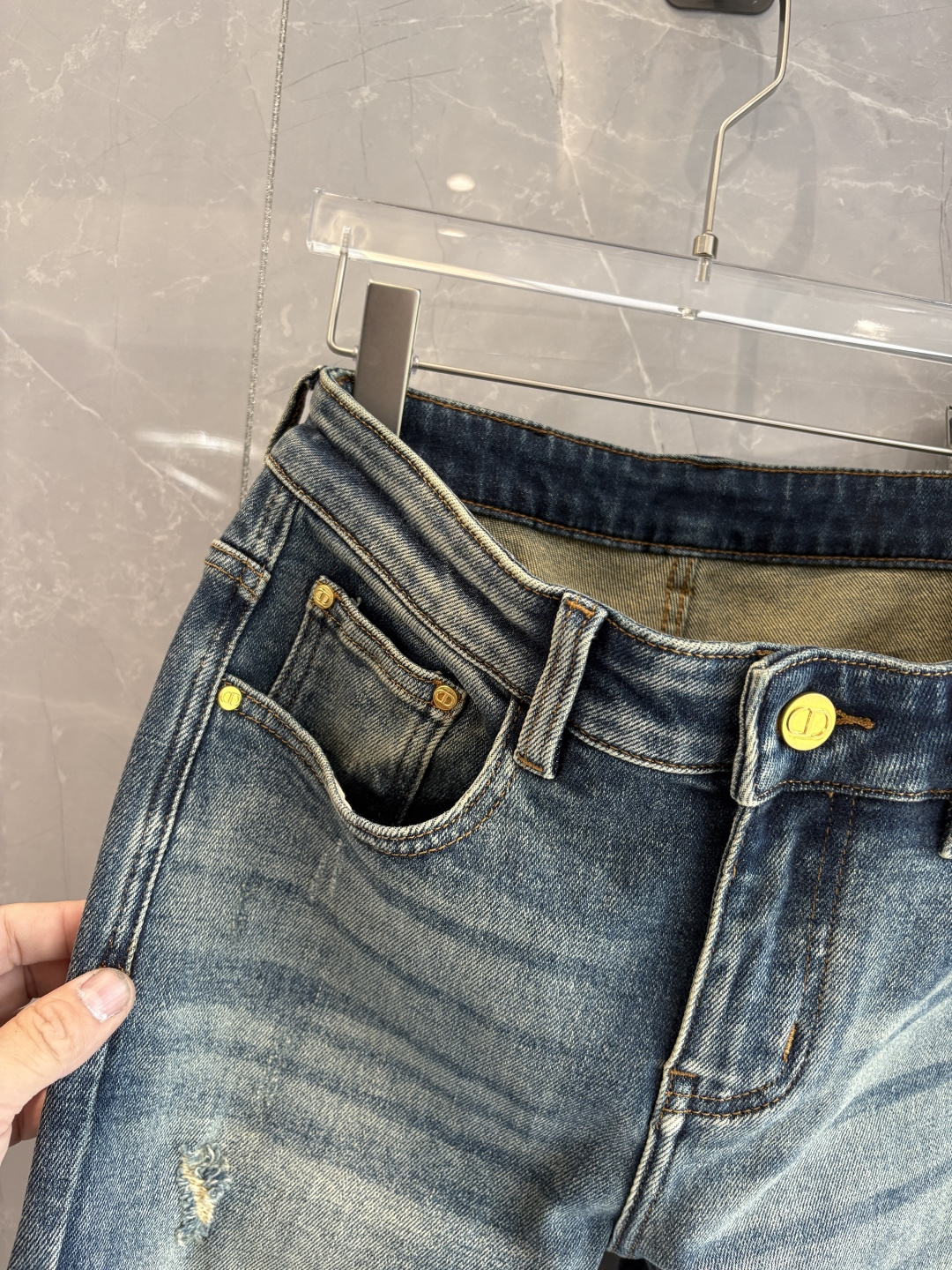 专柜🆕2025秋冬设计推荐 热卖牛仔裤🆕柔软亲肤面料 奢华头层牛皮腰牌 经典蓝洗水 专柜限量款 奢华感订