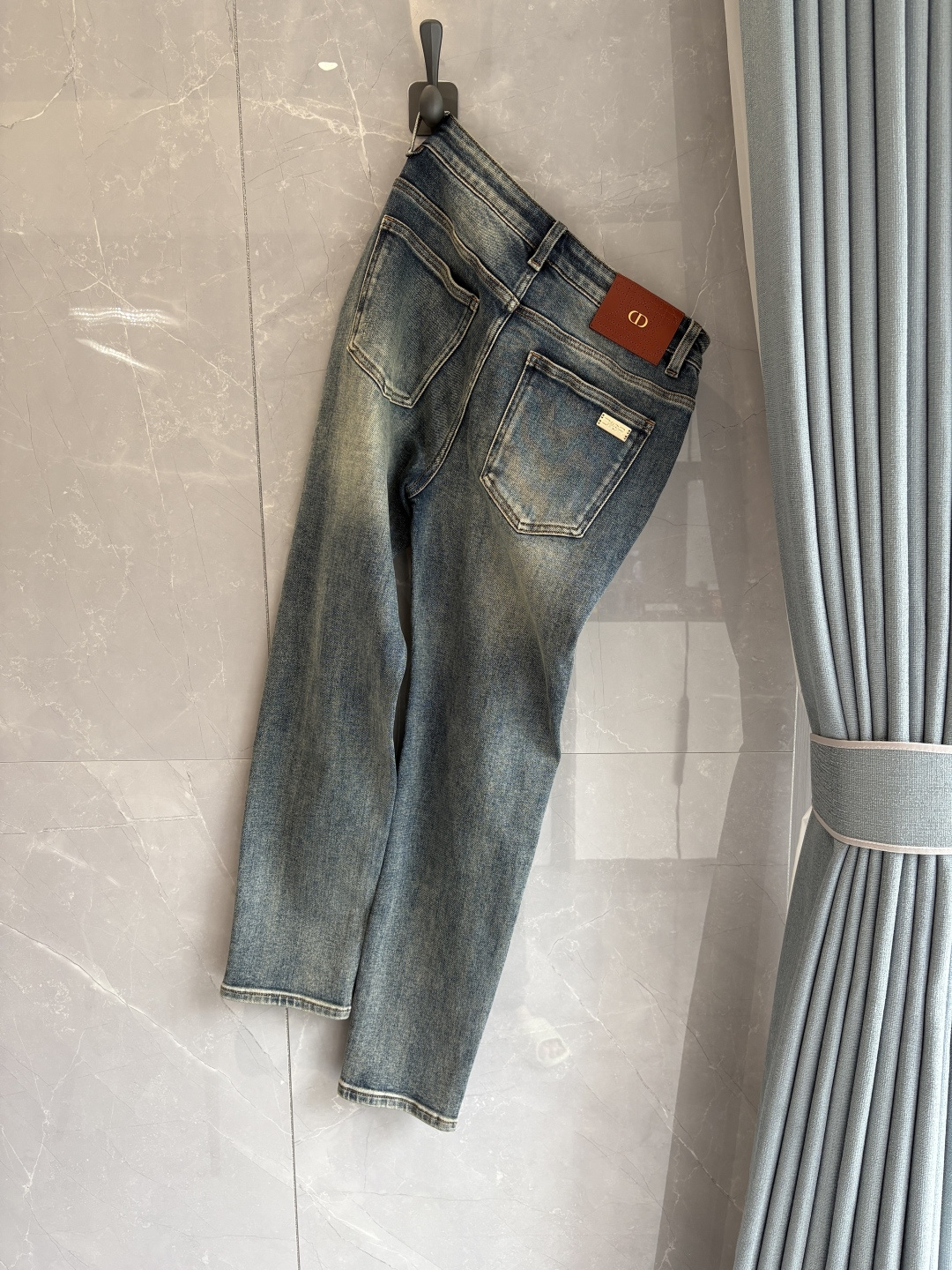 专柜🆕2025秋冬设计推荐 热卖牛仔裤🆕柔软亲肤面料 奢华头层牛皮腰牌 经典蓝洗水 专柜限量款 奢华感订