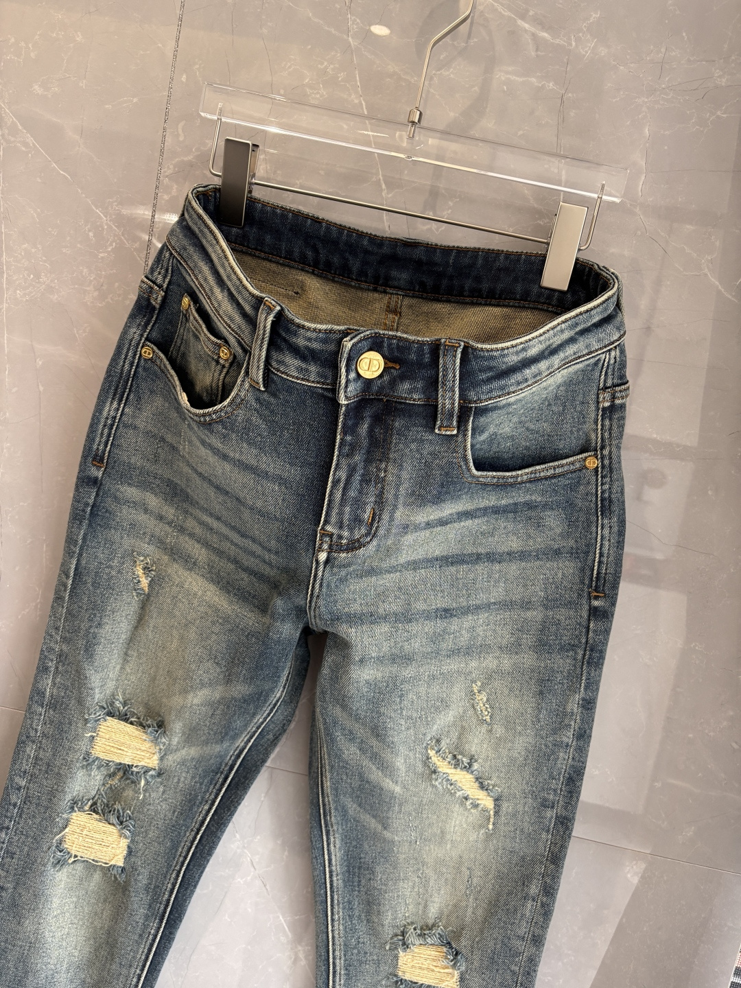 专柜🆕2025秋冬设计推荐 热卖牛仔裤🆕柔软亲肤面料 奢华头层牛皮腰牌 经典蓝洗水 专柜限量款 奢华感订