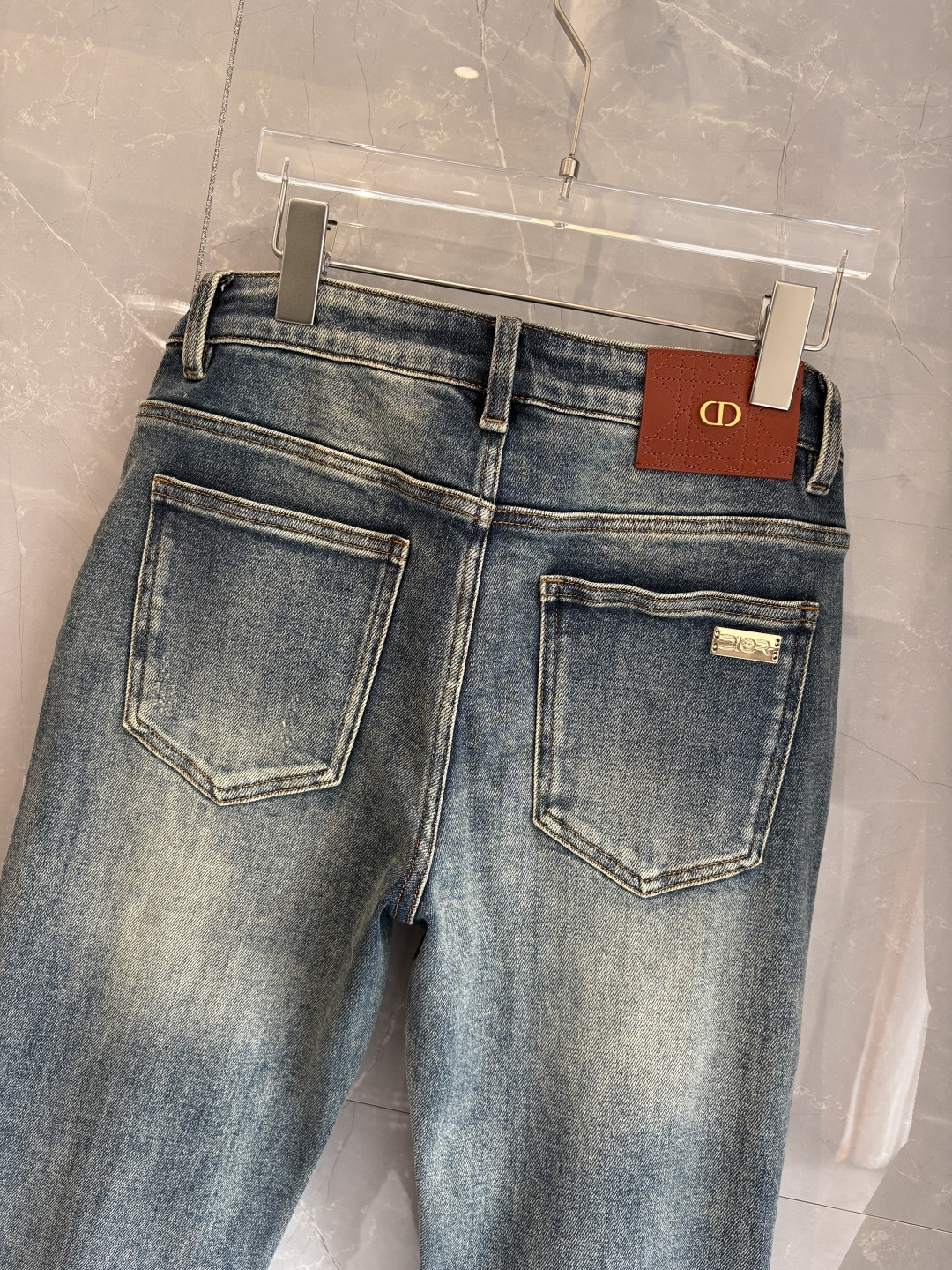 专柜🆕2025秋冬设计推荐 热卖牛仔裤🆕柔软亲肤面料 奢华头层牛皮腰牌 经典蓝洗水 专柜限量款 奢华感订