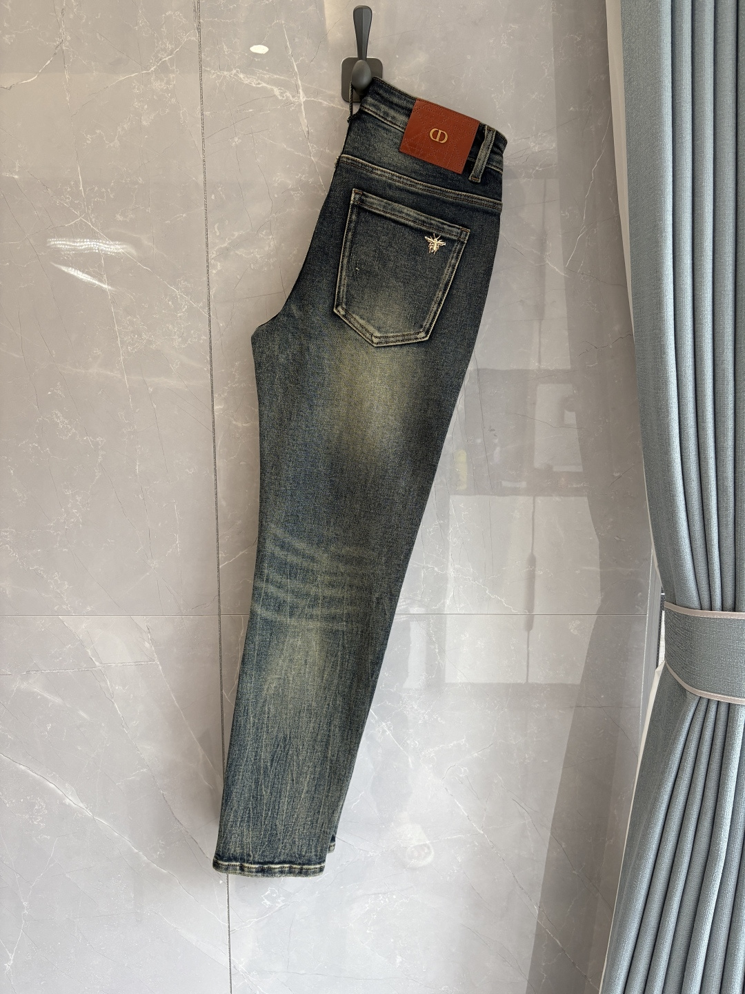 专柜🆕2025秋冬设计推荐 热卖牛仔裤🆕柔软亲肤面料 奢华头层牛皮腰牌 经典蓝洗水 专柜限量款 奢华感订