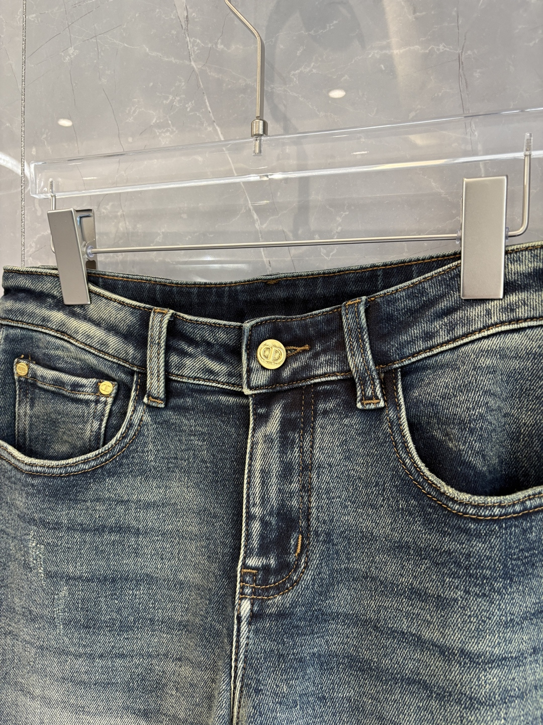 专柜🆕2025秋冬设计推荐 热卖牛仔裤🆕柔软亲肤面料 奢华头层牛皮腰牌 经典蓝洗水 专柜限量款 奢华感订