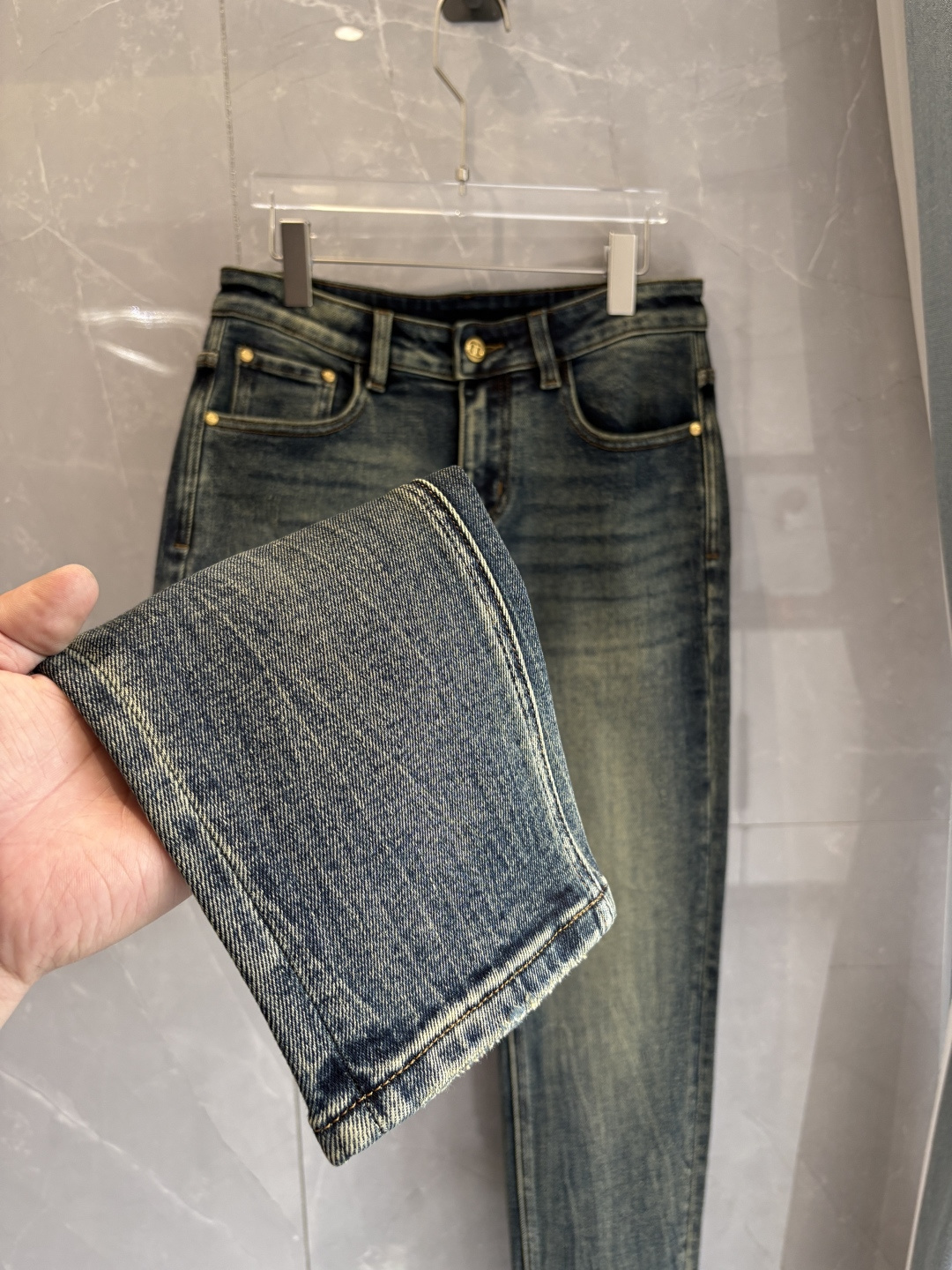 专柜🆕2025秋冬设计推荐 热卖牛仔裤🆕柔软亲肤面料 奢华头层牛皮腰牌 经典蓝洗水 专柜限量款 奢华感订