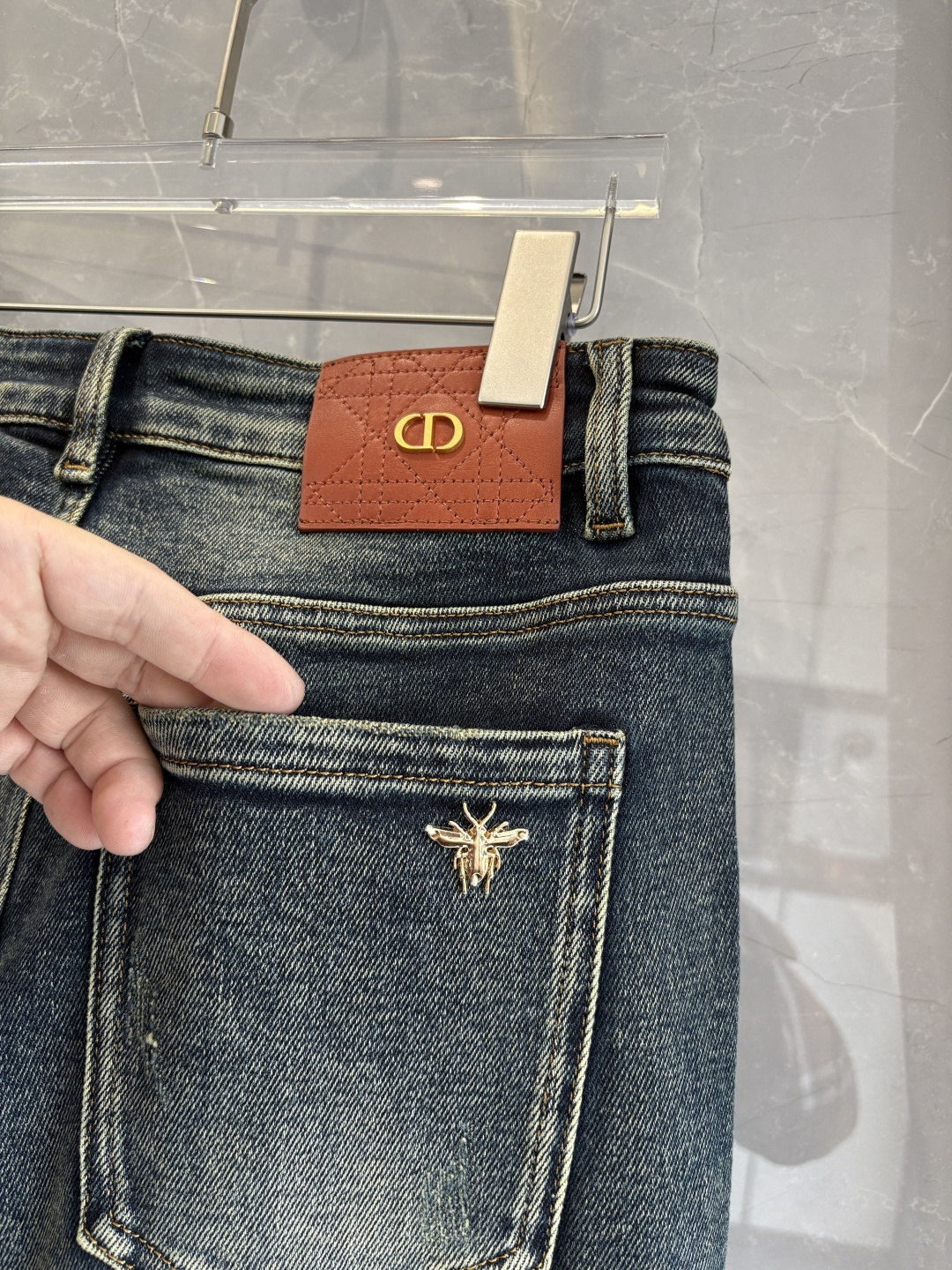专柜🆕2025秋冬设计推荐 热卖牛仔裤🆕柔软亲肤面料 奢华头层牛皮腰牌 经典蓝洗水 专柜限量款 奢华感订