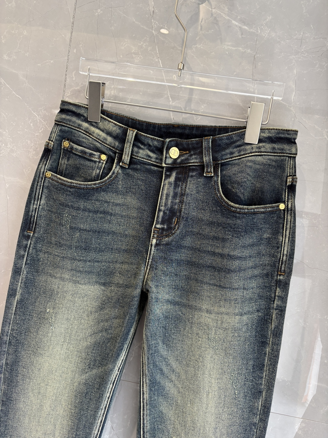 专柜🆕2025秋冬设计推荐 热卖牛仔裤🆕柔软亲肤面料 奢华头层牛皮腰牌 经典蓝洗水 专柜限量款 奢华感订