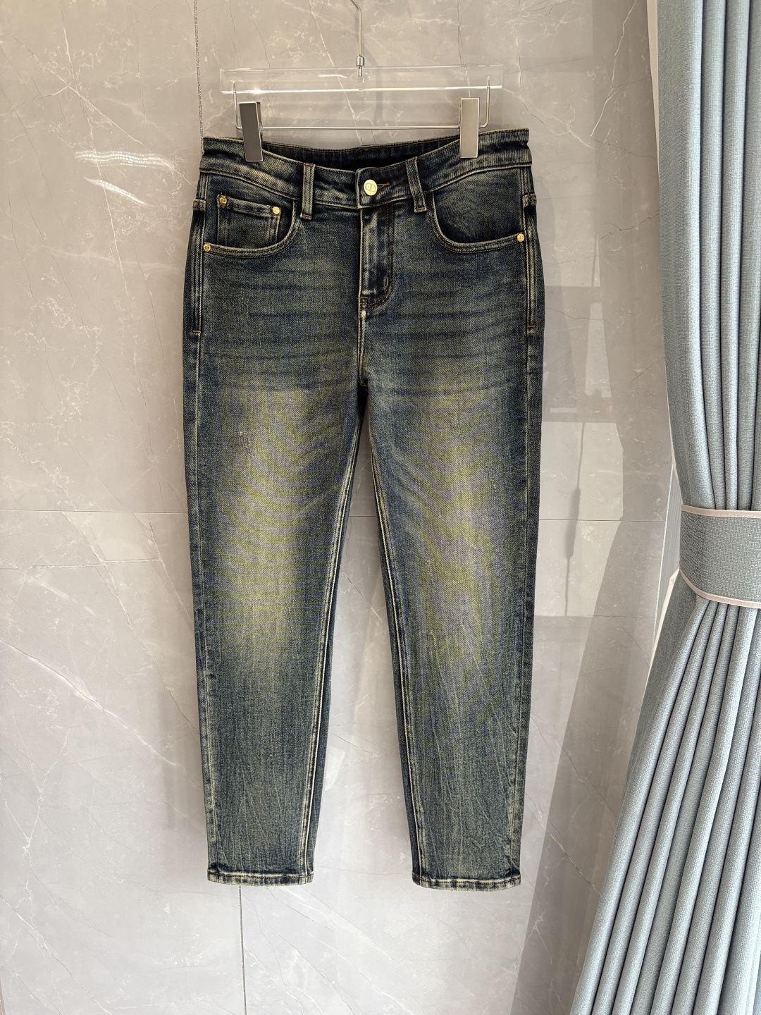 专柜🆕2025秋冬设计推荐 热卖牛仔裤🆕柔软亲肤面料 奢华头层牛皮腰牌 经典蓝洗水 专柜限量款 奢华感订