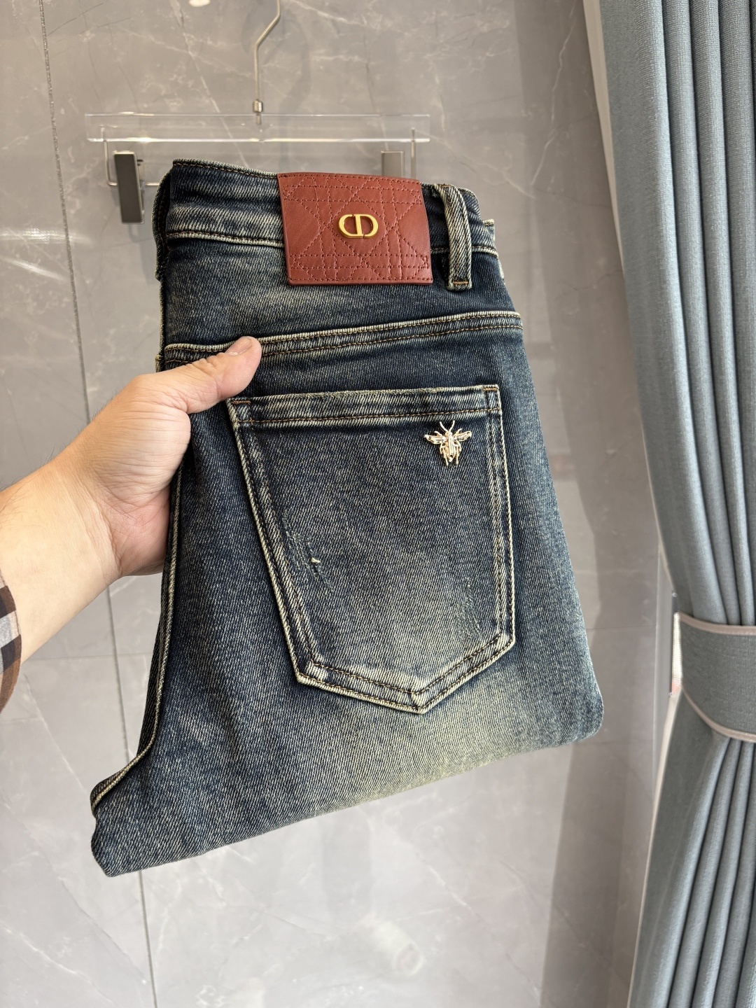 专柜🆕2025秋冬设计推荐 热卖牛仔裤🆕柔软亲肤面料 奢华头层牛皮腰牌 经典蓝洗水 专柜限量款 奢华感订